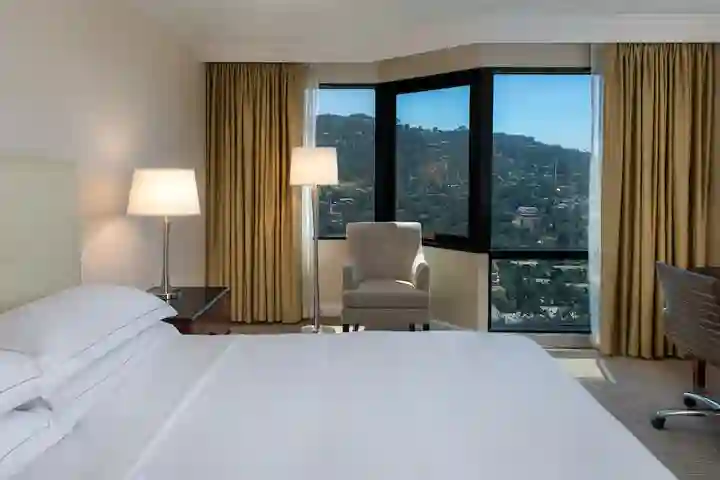 Hilton Los Angeles — Hollywood Hills view